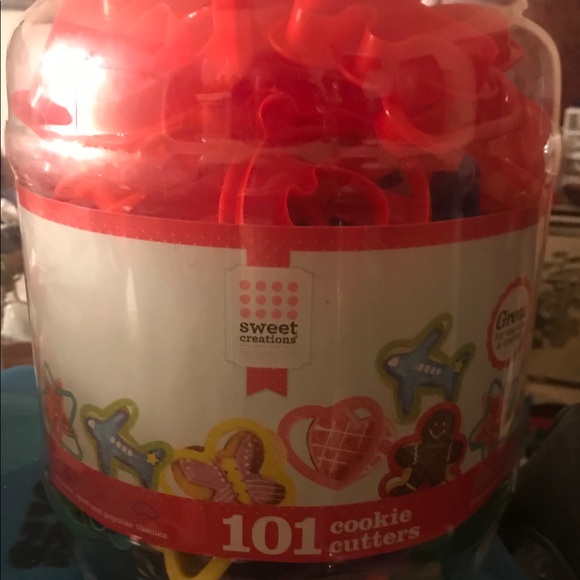 NEW 101 Cookie Cutters w/ Storage Barrel - Picture 5 of 5